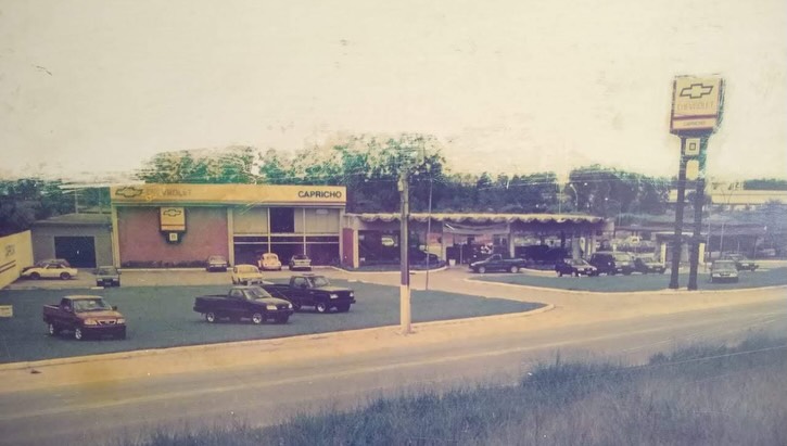 Showroom histórico com veículos clássicos e contemporâneos do Grupo Capricho